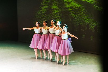 Alumnas de 5º y 6º bailando las hadas de La bella durmiente.