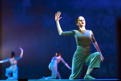 Alumnas de 5º Danza Clásica bailando las sombras.