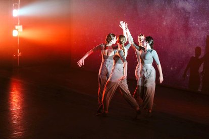 Alumnas de 5º Danza Clásica bailando las sombras, coreografía de danza contemporánea.