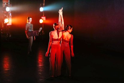 Alumnas de 5º Danza Clásica bailando contemporáneo.