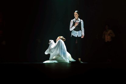 Alumnas de 3ºDanza Clásica en el primer acto-la sílfide acariciando el chal que la lleva a la muerte.