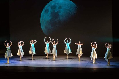 Alumnas de 3º y 4º de Danza Clásica bailando las willis del ballet Giselle.