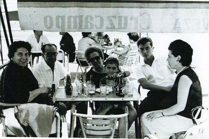 Junto a su marido, doña Ascensión, su hijo José María y una amiga con su pequeño.