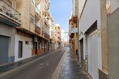 En la puerta de su casa se formaban corrillos de pretendientes.