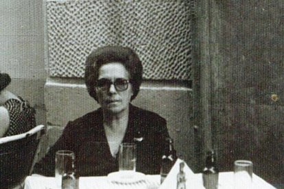 Doña Paca tomando una cerveza en el \'Puerto Rico\'.