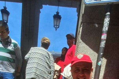 Disfrutando de un par de bocatas de calamares en Madrid.