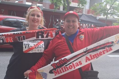 Pepe Gacía con Vanessa en los exteriores del Estadio de Vallecas.