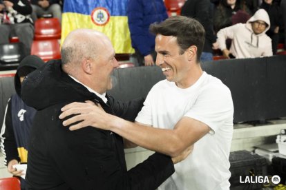 Pepe Mel saluda a Íñigo Pérez.