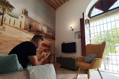 Lorente leyendo un libro en el salón de la casa en la que vivió Lorca y que ha convertido en un precioso alojamiento temático sobre el poeta.