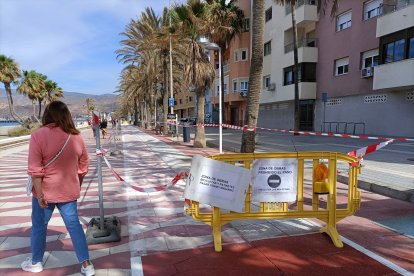 Imagen de este miércoles de las obras del nuevo carril bici en el Paseo Marítimo.