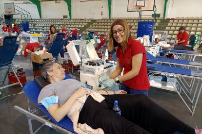 Mari Carmen y María en la zona habilitada para la extracción de plasma.