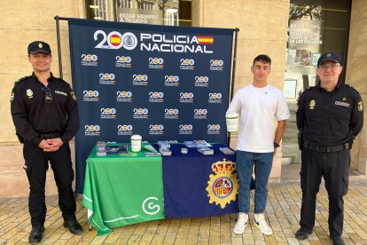 La Delegación de Participación Ciudadana de la Policía Nacional se suma a la causa con una mesa en Puerta de Purchena.