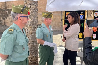 Magdalena Cantero, la presidenta de la Asociación en Almería, atiente a los colaboradores de la Legión.