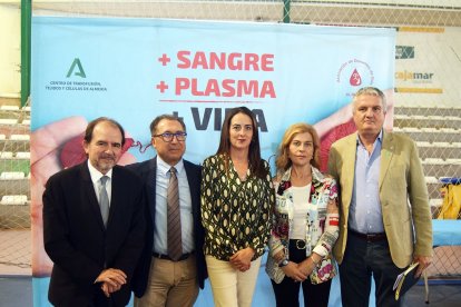 Foto institucional antes de visitar todos los puestos habilitados.