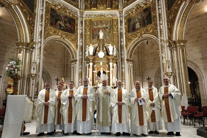 Foto de familia con el obispo de Almería, Antonio Gómez Cantero.