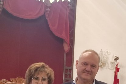 Isabel Martínez, mujer de Francisco Maldonado, junto al alcalde de Cuevas del Almanzora.