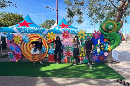 Gema, Rocío, Eva y Jorge posando en el photocall de la entrada del recinto del festival.