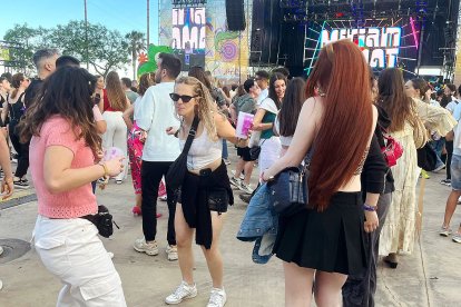 Chicas bailando en la sesión de Miriam Amat.