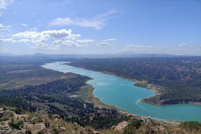 La imagen desde lo más alto del Cerro Jabalcón, que ofrece unas vistas espectaculares del pantano.
