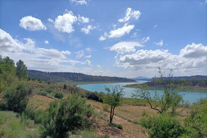 Desde la cara norte del embalse donde sigue entrando agua.
