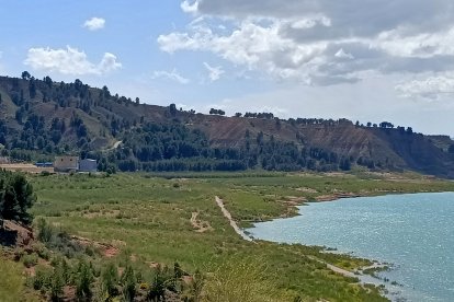 La antigua carretera que había estado sumergida durante mucho tiempo, vuelve a salir.
