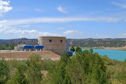 Edificio que extrae el agua del Negratín para los regantes de Almería.