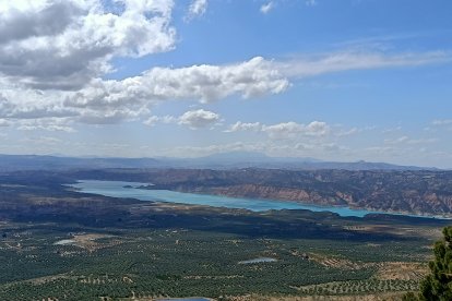 El \'Mar del Altiplano\' ofrece imágenes espectaculares a pesar de que no está ni al 30%.