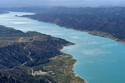 El nivel del agua en comparación con la estación de Almería, que queda a la izquierda.