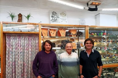 Sus dos hijos son los jefes del negocio de relojería y joyería.