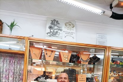 Antonio en una visita por la tarde al negocio de su vida.