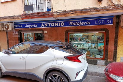 Buenos coches a la puerta de la Relojería.