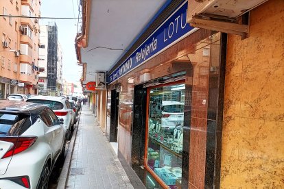 La acera de la calle Campoverde con la Relojería Antonio.