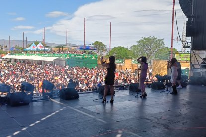Las Ketchup en presentándose ante el público del Solazo.