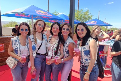 Elena, Judit, Cristina y Merche acompaña a Isa que se casará pronto.