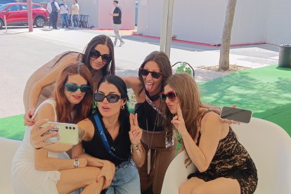 Las Ketchup con dos fans.