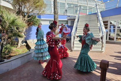 Bailando sevillanas en el Club de Mar.