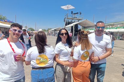 Pedro, María del Mar, Rosario, Azu y Rubén lucen sus camisetas del camaleón del Solazo.