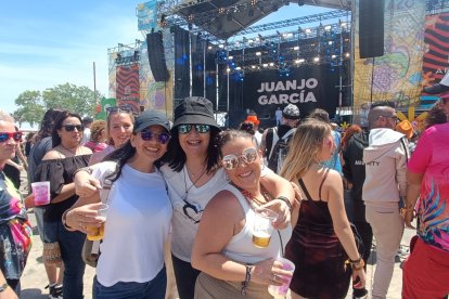 Francisca, Ana y Priscila en el concierto de Juan García.