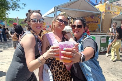 Rosa María celebra su cumpleaños con sus amigas Cristina y Montse.