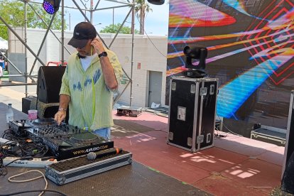 Oscar DJ pinchando en el Solazo,