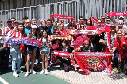 Los fieles no dejaron solo a su Almería en el Benito Villamarín.
