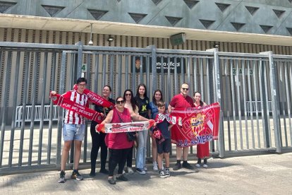 Un grupo de aficionados en los exteriores del campo del Betis.