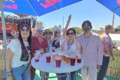Carlos, Mónica, María del Mar, Lola, Mariló y Mónica disfrutando en una ed las zonas VIP.