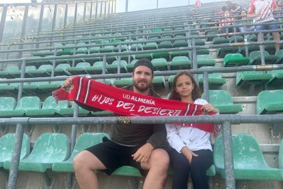 Juan Diego y Martina con su bufanda rojiblanca.