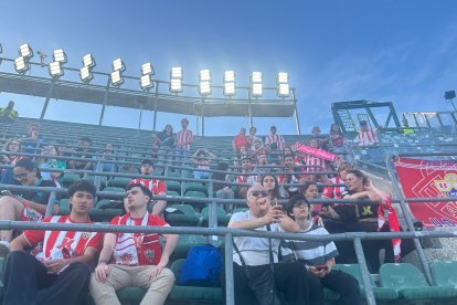 Los peñistas del Almería en las gradas del campo del Betis.