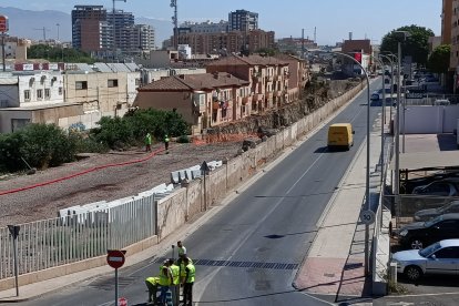 Operarios de Sacyr en la mañana de este martes.