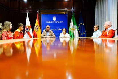 En la sala de reuniones.