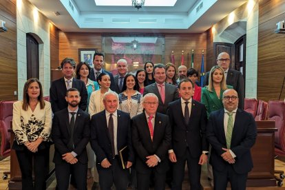 La corporación Municipal se fotografía tras la sesión plenaria con el nuevo Cronista.