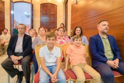 Los familiares del recién nombrado cronista asistieron al Pleno desde primera fila.