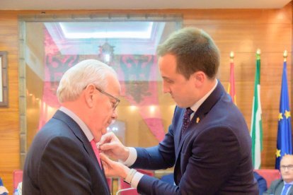 El alcalde obsequió a Gabriel Flores tras el nombramiento.